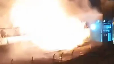 Bakırköy'de Yenibosna Metro durağının yanındaki elektrik kablolarında yangın çıktı. Yangın