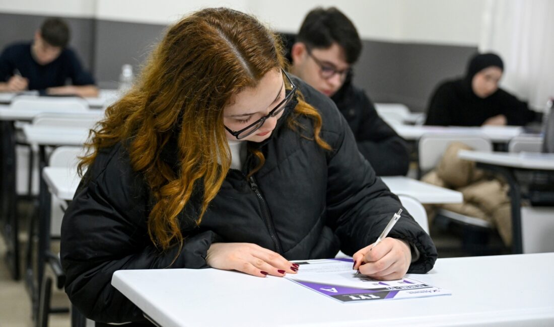 Bornova Belediyesi’nin ücretsiz eğitim desteği sunduğu BELGEM, ilçedeki tüm öğrencilere