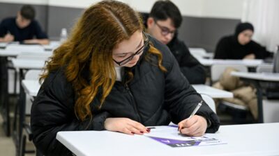 Bornova Belediyesi’nin ücretsiz eğitim desteği sunduğu BELGEM, ilçedeki tüm öğrencilere