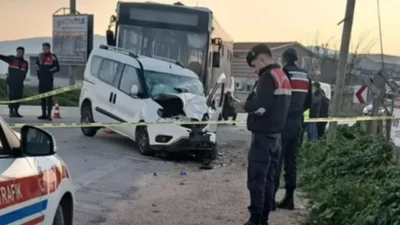 İzmir’in Bornova Gökdere yolunda ESHOT’a ait belediye otobüsü ile bir