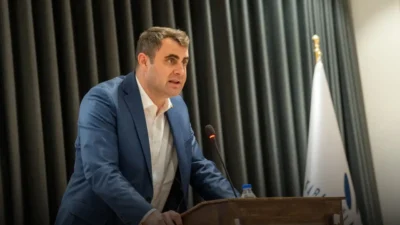 CHP tüzüğü "Grup kararına uy" dese de Karabağlar'da kural bozuldu.