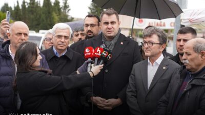 CHP İzmir heyeti, "Cumhurbaşkanına hakaret" suçlamasıyla tutuklu yargılanan 4 üniversite