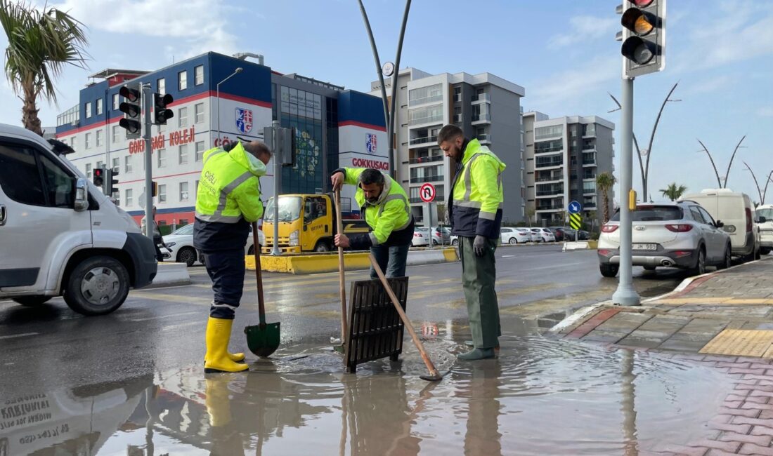 İzmir genelinde etkili olan şiddetli fırtına ve sağanak yağış, Çiğli’de