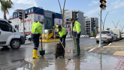İzmir genelinde etkili olan şiddetli fırtına ve sağanak yağış, Çiğli’de