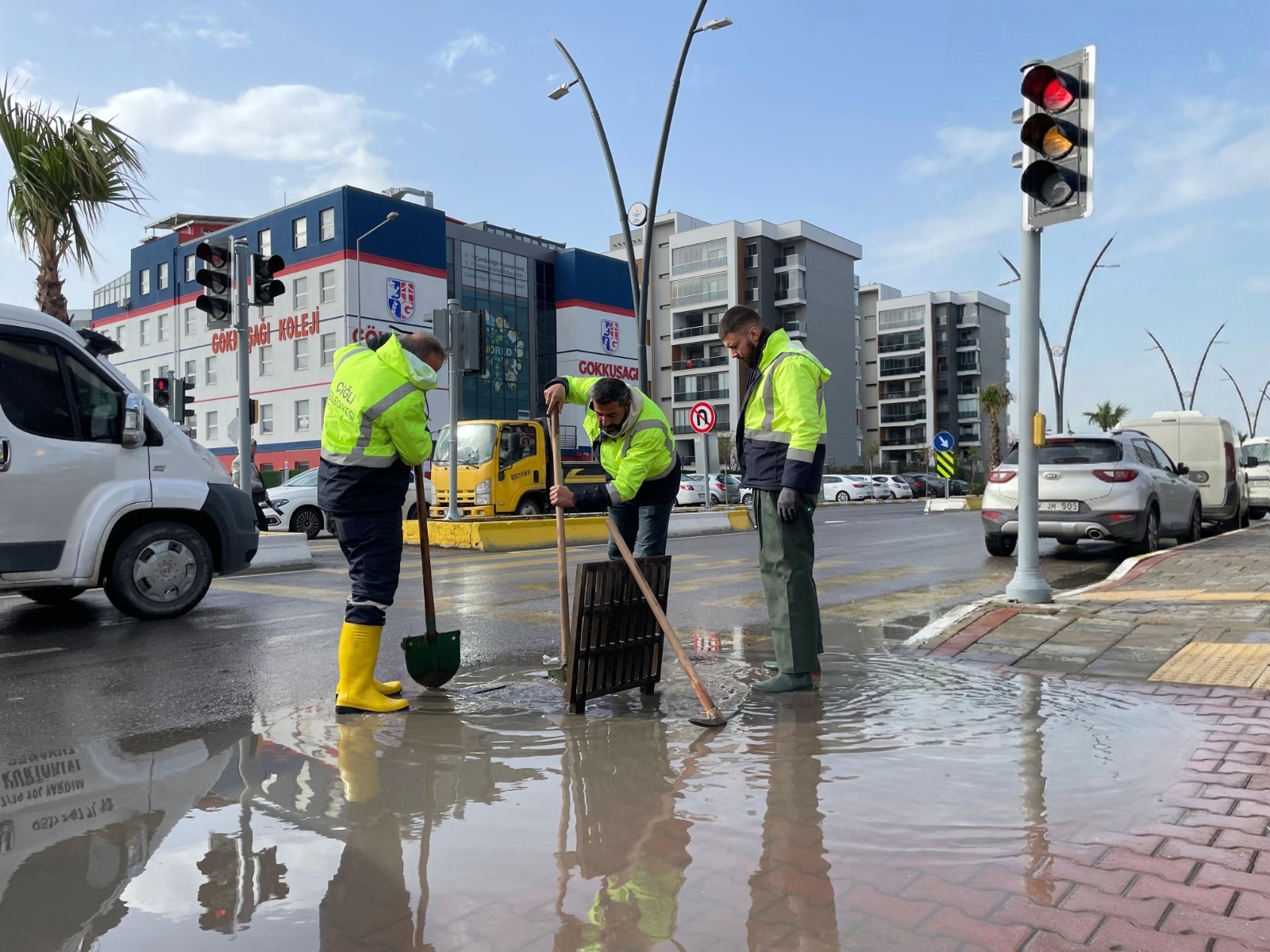 İzmir genelinde etkili olan şiddetli fırtına ve sağanak yağış, Çiğli’de