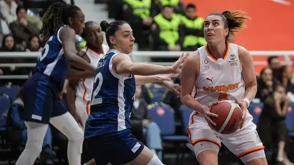 Basketbol Halkbank Kadınlar Türkiye Kupası yarı finalinde Galatasaray Çağdaş Faktoring,