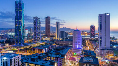 İzmir'de her sağanak sonrası tekrarlanan su baskınları uzmanları isyan ettirdi.