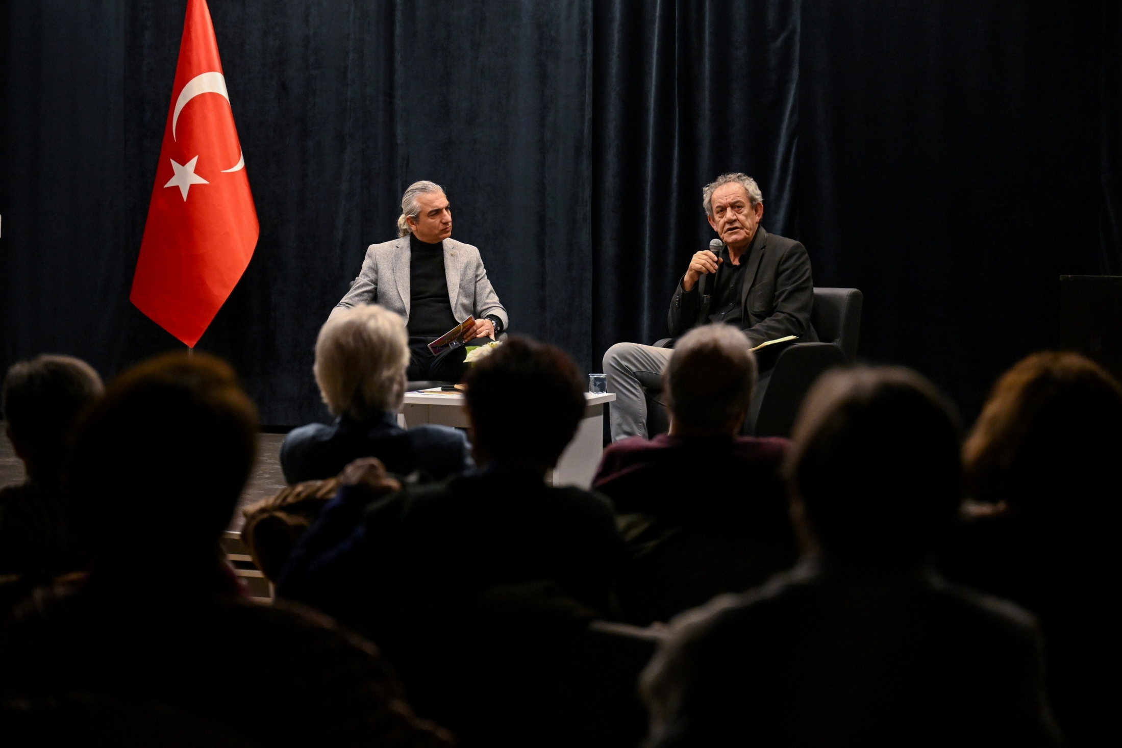 Bornova Kent Söyleşileri, oyun yazarı ve yönetmen Haluk Işık’ın konuk