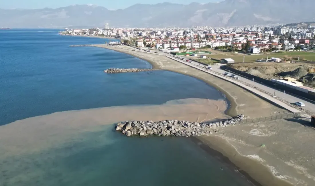 Hatay’ın Arsuz ilçesinde deniz suyunun kıyıdan yaklaşık 10 metre çekilmesi,