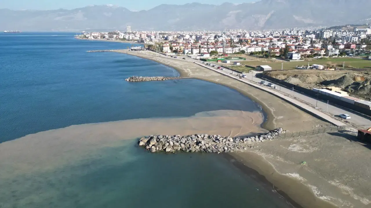 Hatay’ın Arsuz ilçesinde deniz suyunun kıyıdan yaklaşık 10 metre çekilmesi,