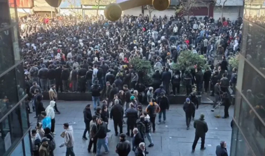 Riyalin çöküşü sokağı ateşe verdi! İran'da 16 can kaybının ardından