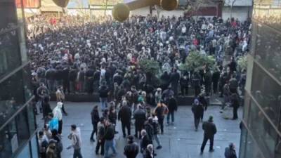 Riyalin çöküşü sokağı ateşe verdi! İran'da 16 can kaybının ardından