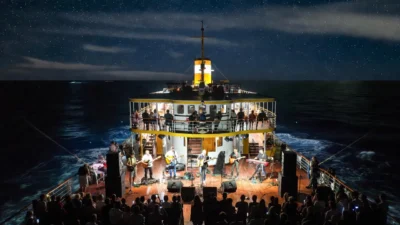 İzmir’de alışılmış konser salonlarını unutun! Konak İskelesi’nden hareket edecek tarihi