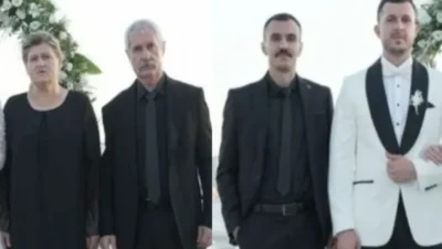 Annesini, babasını ve ağabeyini öldürüp silahı ağabeyinin eline bıraktı. Dedektiflerin