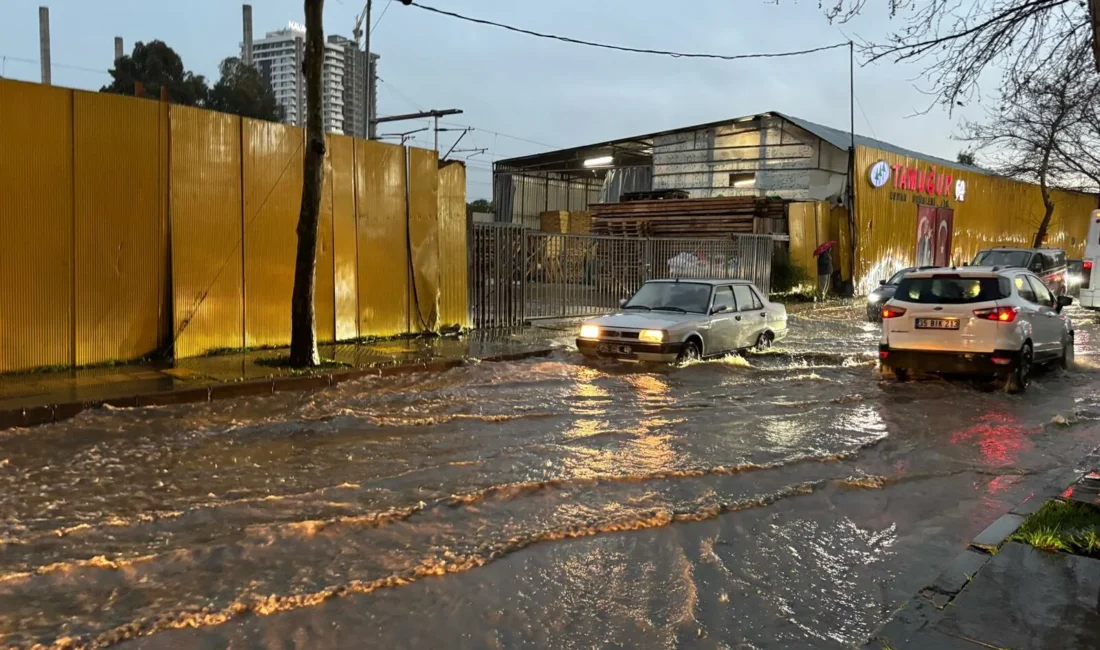İzmir’de akşamüstü saatlerinde aniden bastıran gök gürültülü sağanak yağış ve