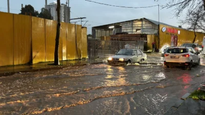 İzmir’de akşamüstü saatlerinde aniden bastıran gök gürültülü sağanak yağış ve