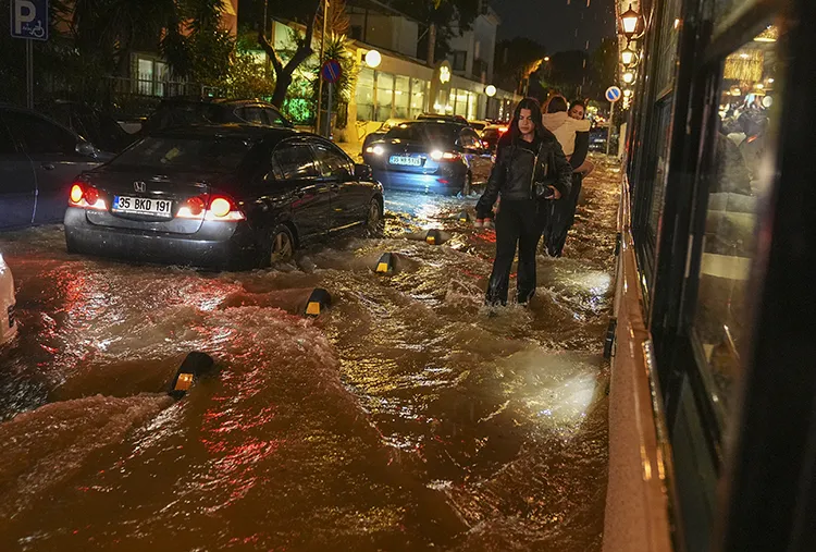 Son yılların en şiddetli yağışı İzmir'i vurdu. Manda, Meles ve