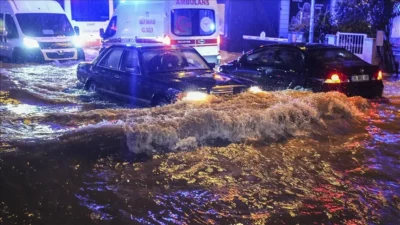 İzmir'de gün boyu süren yağış akşam saatlerinde yerini fırtına ve