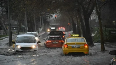İzmir’de gece yarısı başlayan ve sabah saatlerinde şiddetini artıran gök