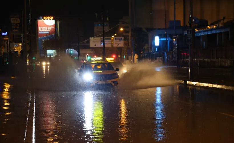 Kent genelinde uykudan uyandıran sağanak hayatı felç etti. Bazı bölgelerde