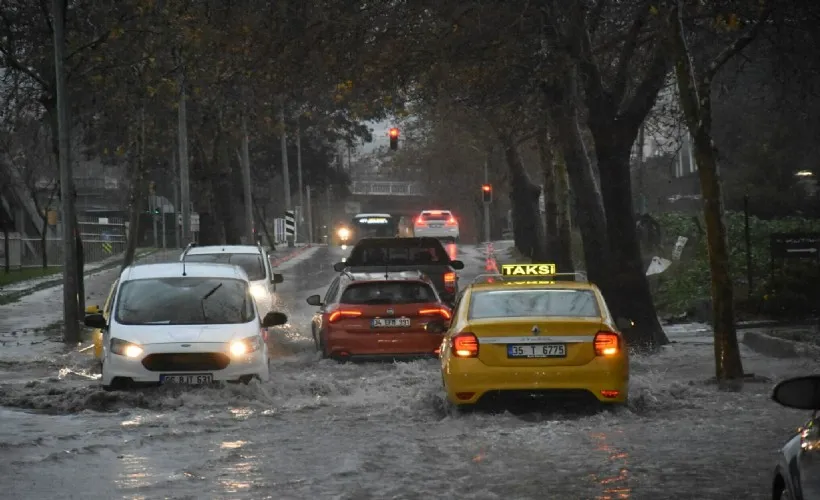 İzmir’de gece yarısı başlayan ve sabah saatlerinde şiddetini artıran gök