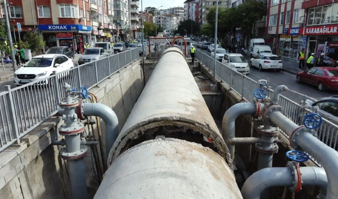 İzmir’in kalbinde ana boru arızası hayatı durdururken, İZSU’dan vatandaşın yüzünü