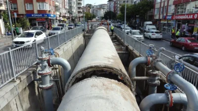 İzmir’in kalbinde ana boru arızası hayatı durdururken, İZSU’dan vatandaşın yüzünü