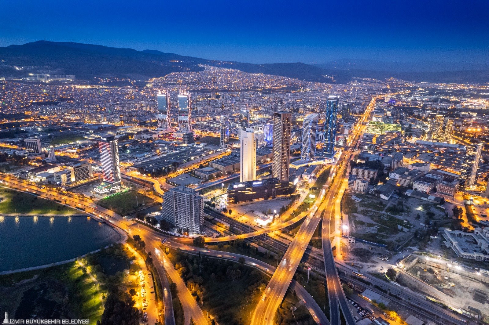 İzmir Büyükşehir Belediyesi iştiraki İZPA tarafından hazırlanan "Mercek İzmir –