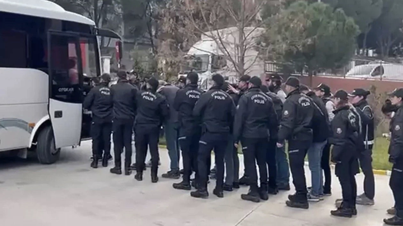 Yunusemre ve Şehzadeler’de 18 adrese eş zamanlı baskın düzenlendi. Operasyonda