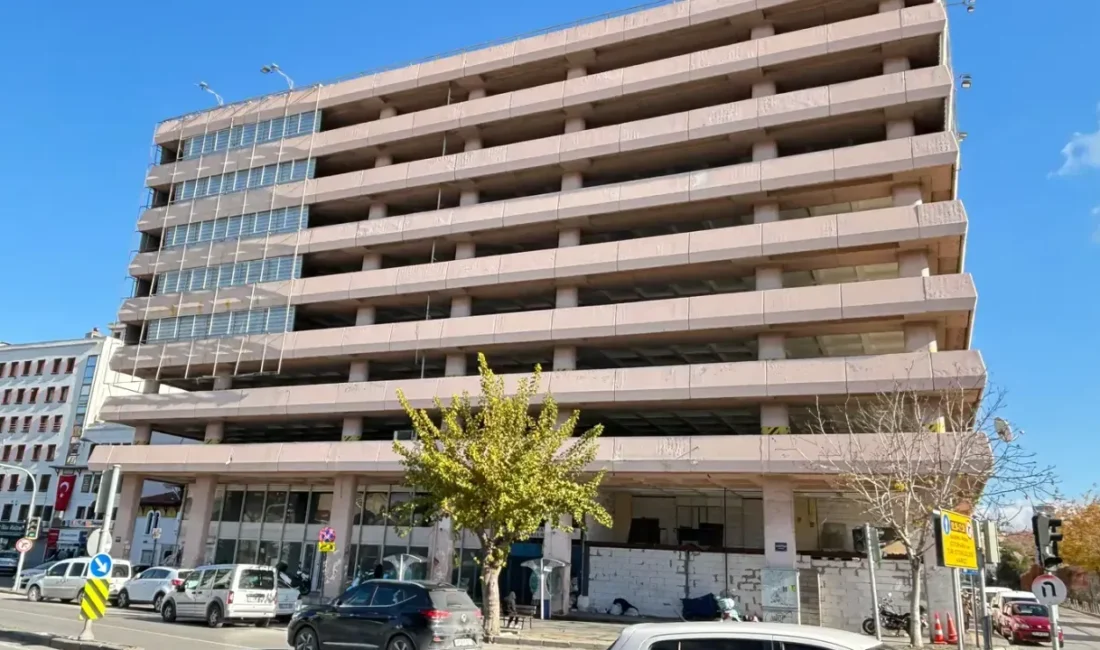 İzmir’in ticaret kalbi Kemeraltı’nın en kritik noktası olan Çankaya Katlı