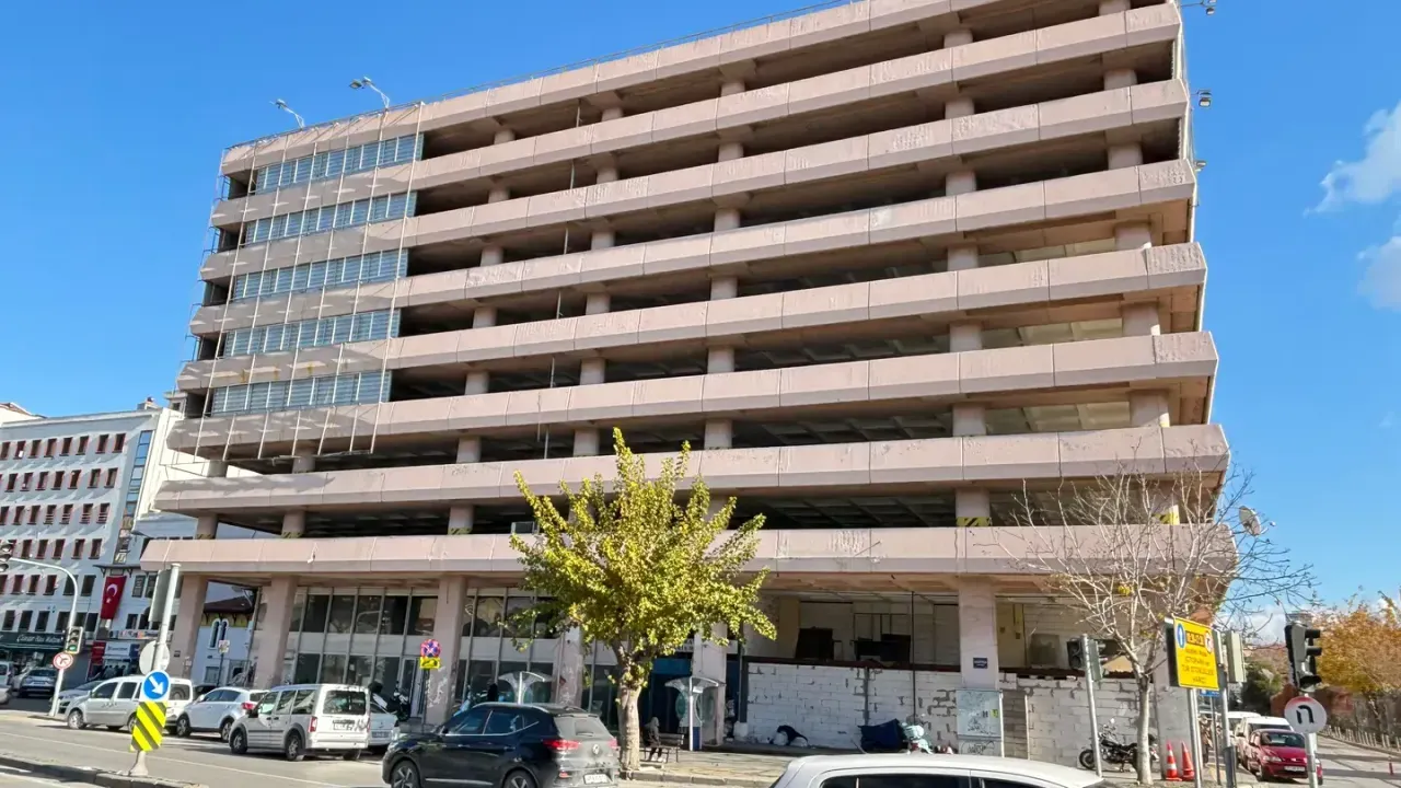 İzmir’in ticaret kalbi Kemeraltı’nın en kritik noktası olan Çankaya Katlı