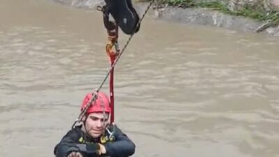 İzmir’in Karabağlar ilçesinde yağışlı havanın etkisiyle su seviyesi yükselen dere