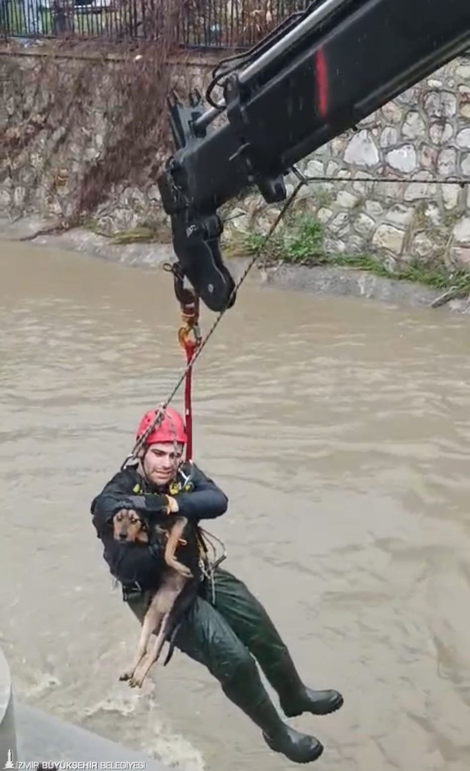 İzmir’in Karabağlar ilçesinde yağışlı havanın etkisiyle su seviyesi yükselen dere