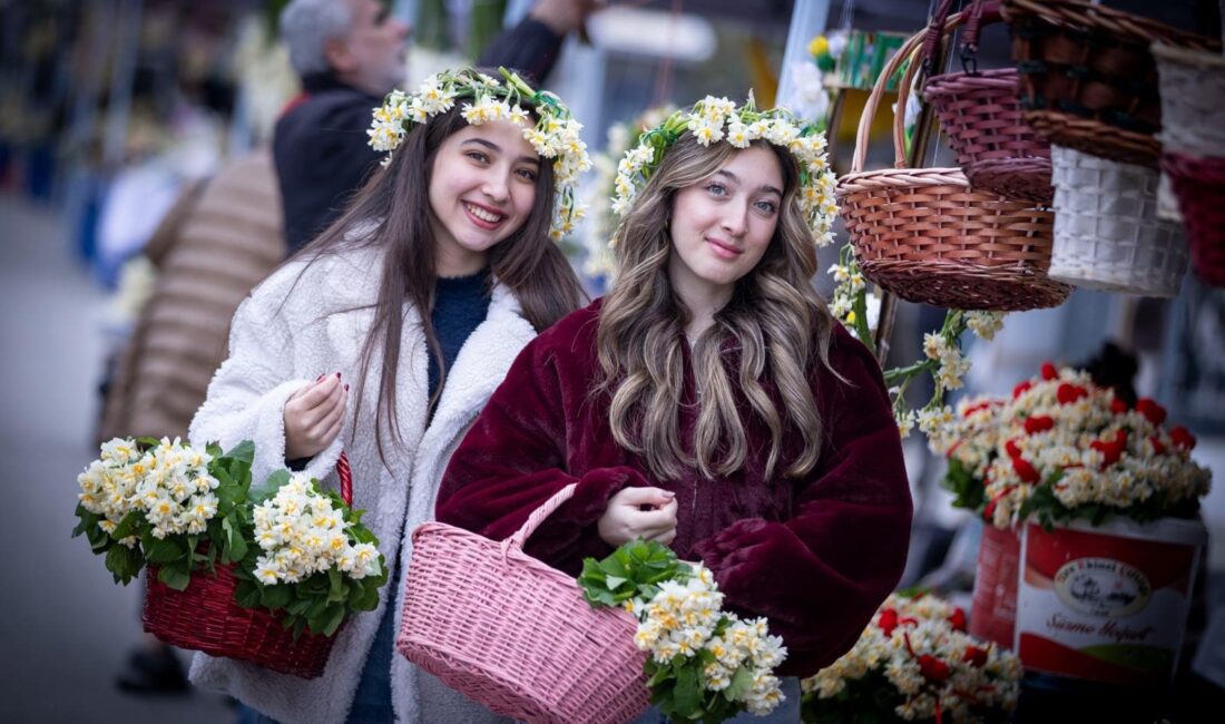 Karaburun’da nergis üretimi yeniden şahlanıyor. Festivalde konuşan Dr. Cemil Tugay,