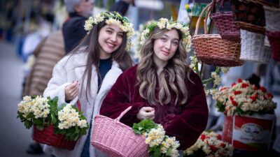Karaburun’da nergis üretimi yeniden şahlanıyor. Festivalde konuşan Dr. Cemil Tugay,