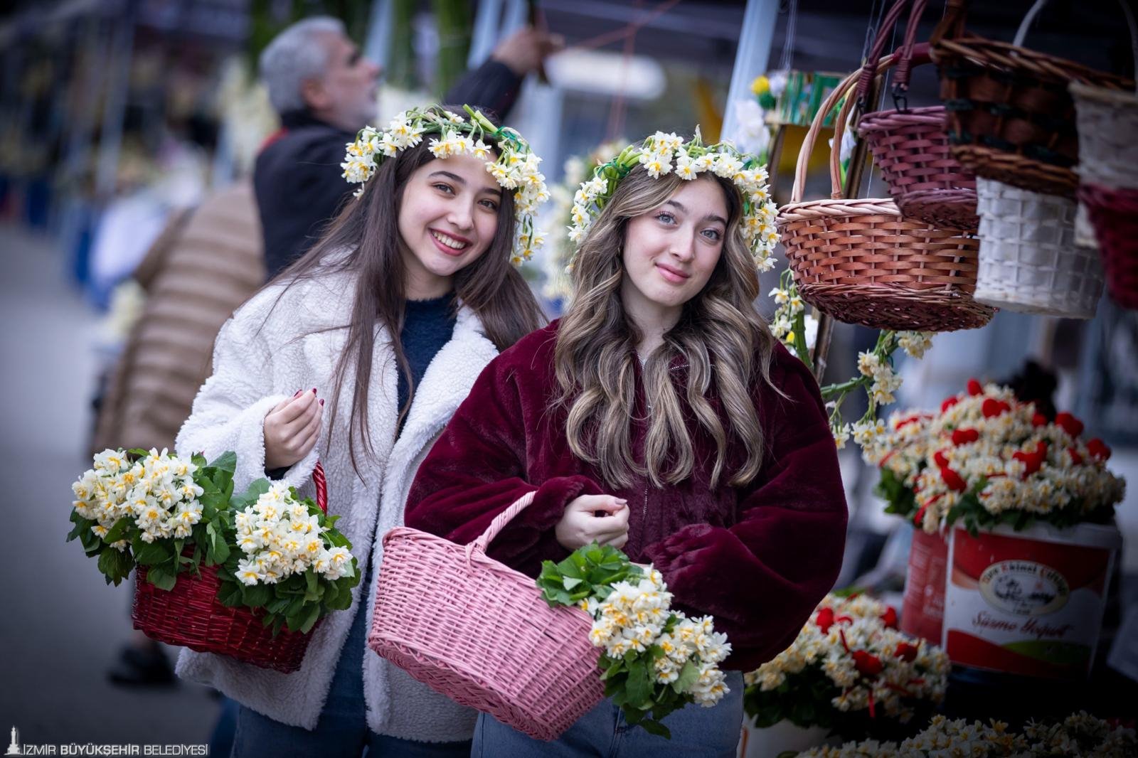 Karaburun’da nergis üretimi yeniden şahlanıyor. Festivalde konuşan Dr. Cemil Tugay,
