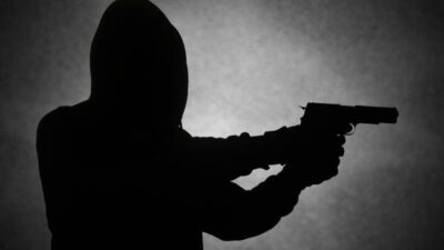 İzmir’in Buca ilçesinde, aralarında husumet bulunan şahıslar arasında çıkan tartışma