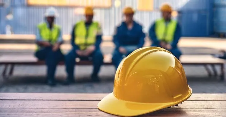 İnşaatın 6. katından zemine düşen işçi tüm müdahalelere rağmen kurtarılamadı.