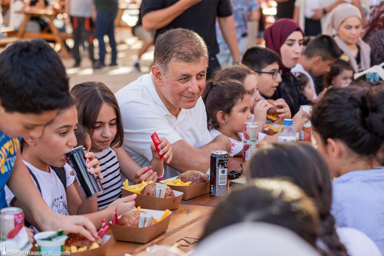 İzmir Büyükşehir Belediyesi, gıda enflasyonuna savaş açtı. İzmar marketlerde ürünler