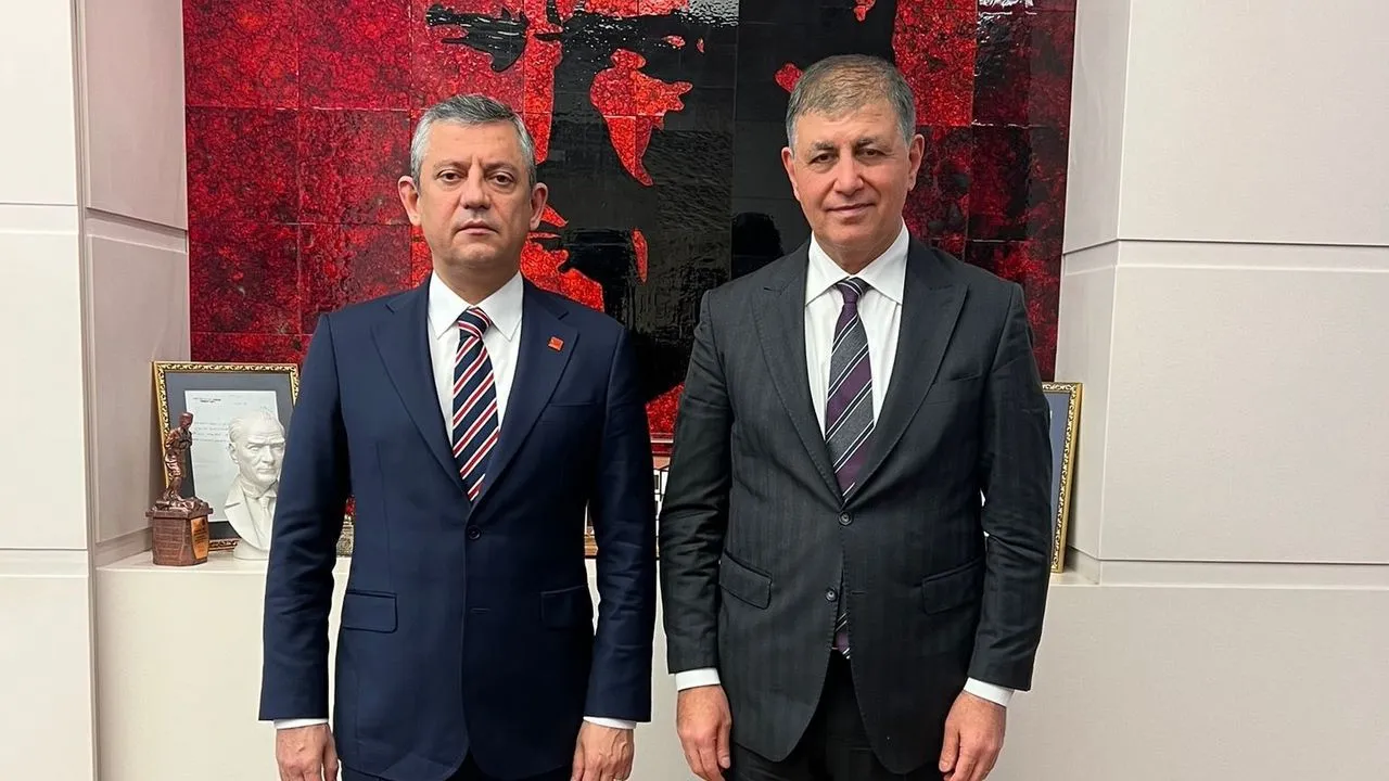 İzmir Büyükşehir Belediye Başkanı Dr. Cemil Tugay, bir dizi resmi