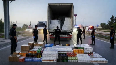 KOM ekiplerinin takibe aldığı lojistik aracında arama yapan polisler gözlerine