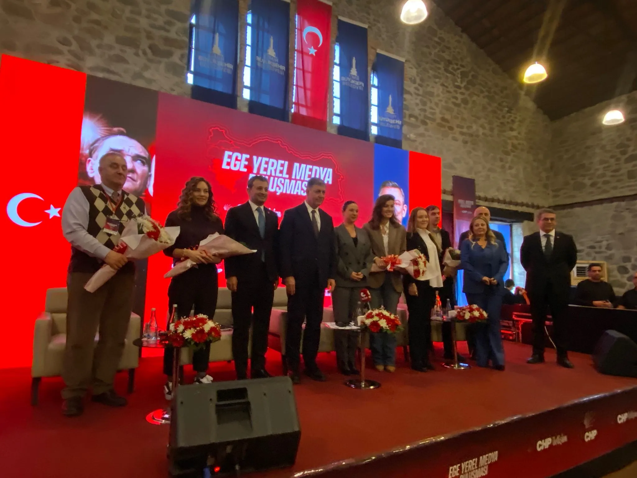 Ege Bölgesi'nin tüm gazetecileri İzmir'deki Medya Buluşması'nda buluştu. CHP'li Burhanettin