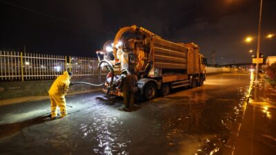 İzmir Valisi Süleyman Elban, kentte etkili olan şiddetli sağanak, fırtına