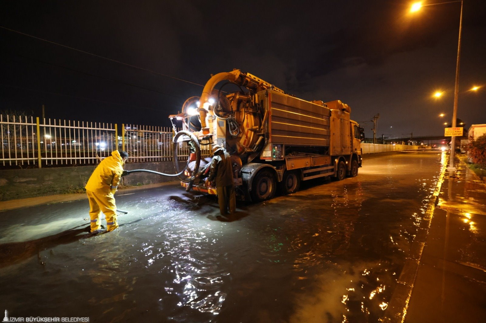 İzmir Valisi Süleyman Elban, kentte etkili olan şiddetli sağanak, fırtına