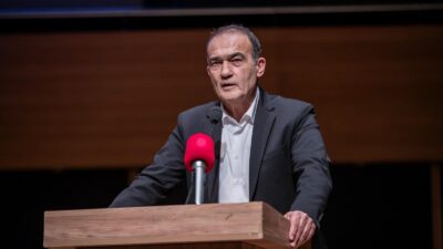 İzmir Büyükşehir Belediyesi Başkan Vekili Levent Yıldır, eski başkan Aziz