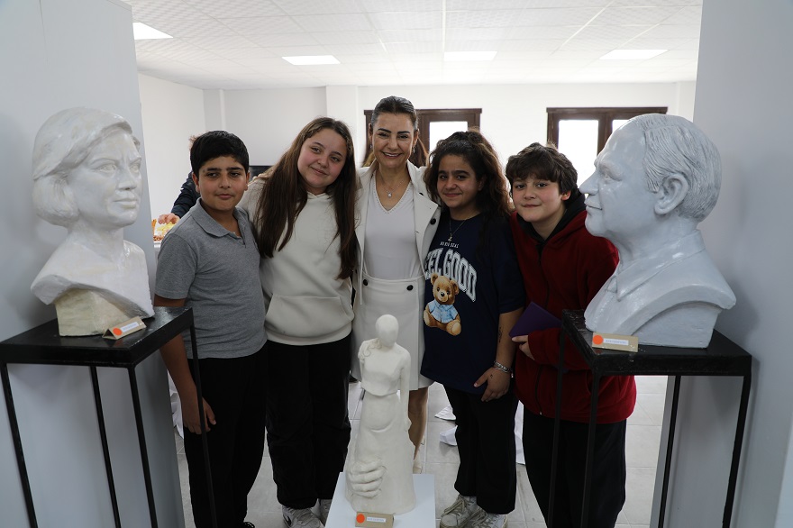 Menderes'te 'sanat molası': 'Her heykelin bir hikayesi var' 2 Menderes'te 'sanat molası': 'Her heykelin bir hikayesi var'