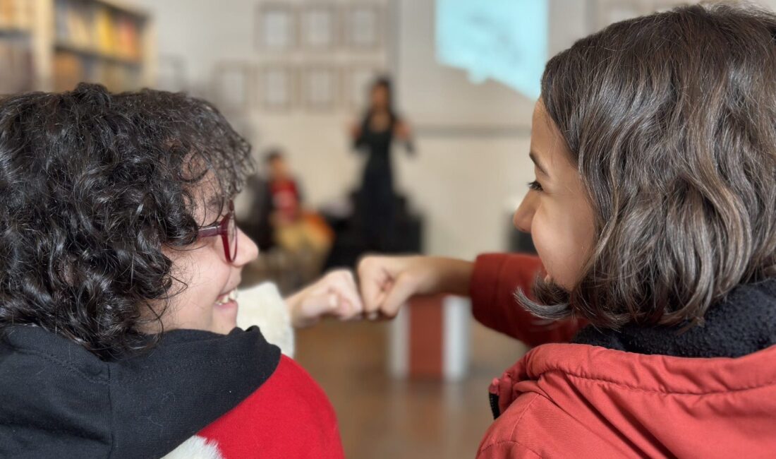 İzmir Büyükşehir Belediyesi’nin çocukların kitaplarla kurduğu bağı güçlendirmeyi ve okuma