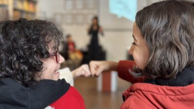 İzmir Büyükşehir Belediyesi’nin çocukların kitaplarla kurduğu bağı güçlendirmeyi ve okuma