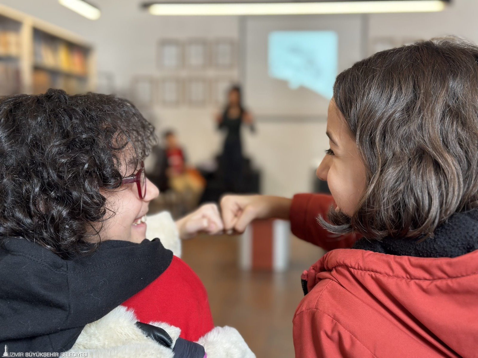 İzmir Büyükşehir Belediyesi’nin çocukların kitaplarla kurduğu bağı güçlendirmeyi ve okuma
