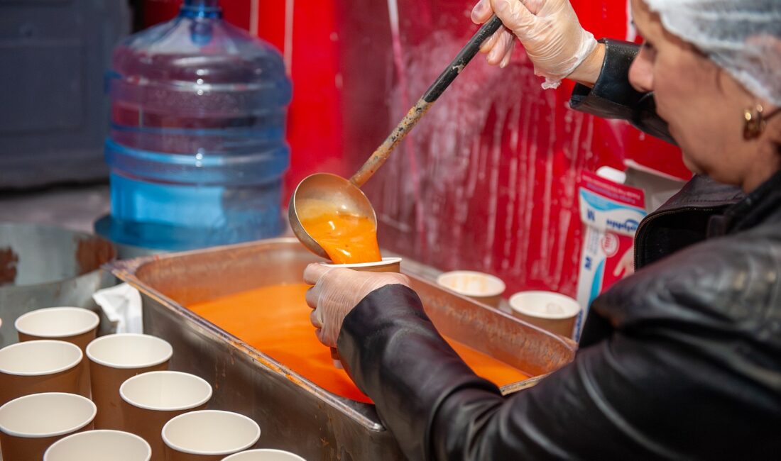 Karşıyaka Belediyesi’nin kış aylarının başından bu yana sürdürdüğü sıcak çorba